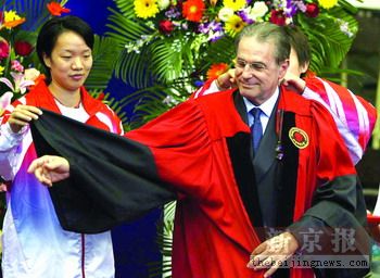 国际奥委会主席罗格成北体大名誉博士